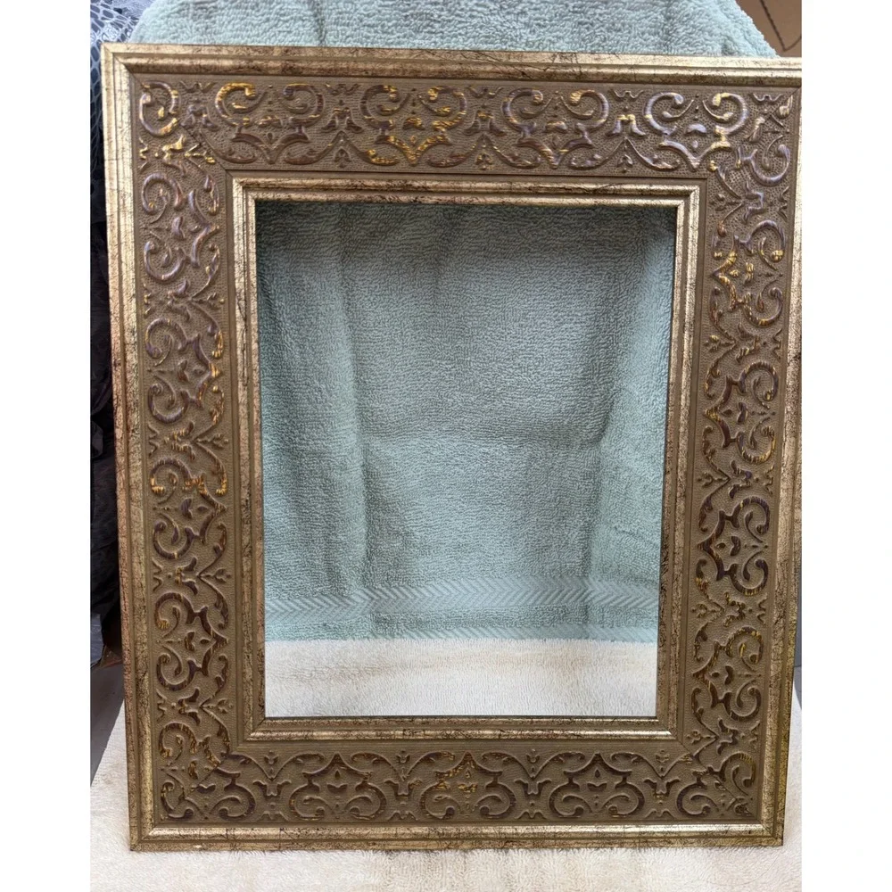 Vintage style ornate Gold picture frame